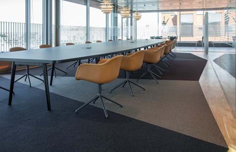 løst tæppe i filt på kontor